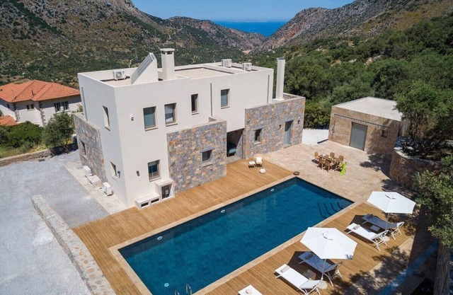 Villa Adagio: 5BR Luxury Villa with Eco Heated Pool