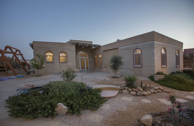 Villa Adama- Villa artesanal de tierra apisonada en el desierto de Zin