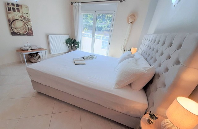 Villa Aeolus con piscina infinita privada y jardín.