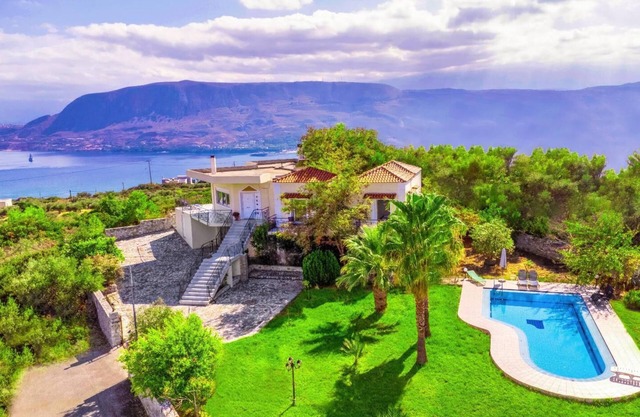 Villa Afrodita, cerca aeropuerto, con piscina, Wi Fi, vista bahía Souda, oasis