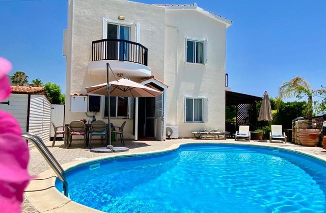 VILLA ALICIA with priv pool, beautiful garden and shady veranda- 5 min to the beach
