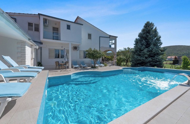 Villa Almas con piscina, barbacoa de verano y pista de tenis