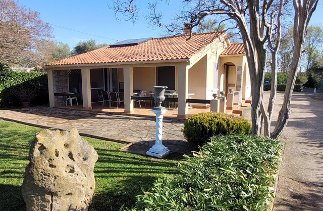 villa alone, 170m2 in a quiet area, swimming pool, 2700m2 of land, near all shops