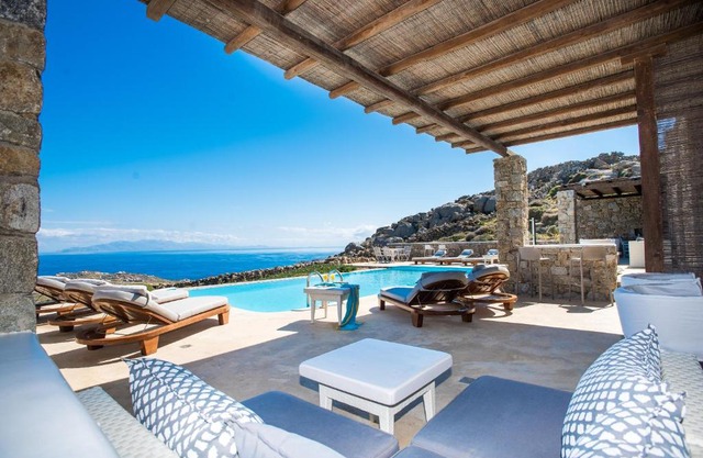 Villa Amallini, Luxe Infinity Pool
