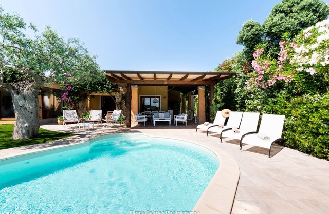 Villa Ambra con piscina privada en Chia, a tiro de piedra de la mejor playa