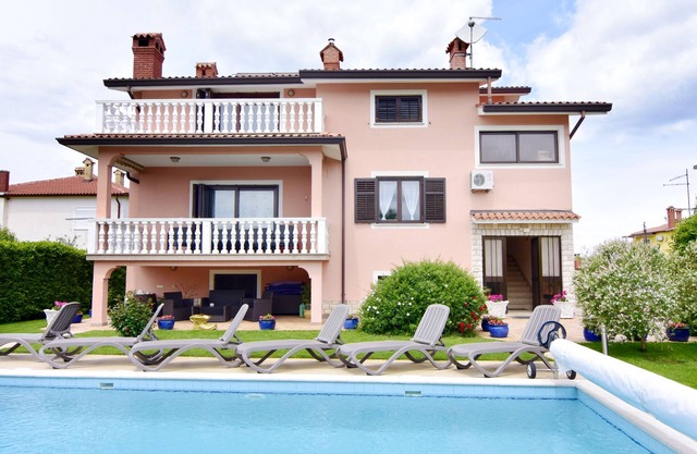 Villa Amedeo Umag Finida con piscina privada WiFi barbacoa jardín aparcamiento