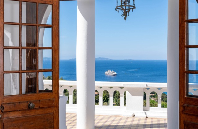 VILLA AMICITIA, LE RAYOL, FABULOUS SEA VIEW, SHOPS AND BEACH ON FOOT