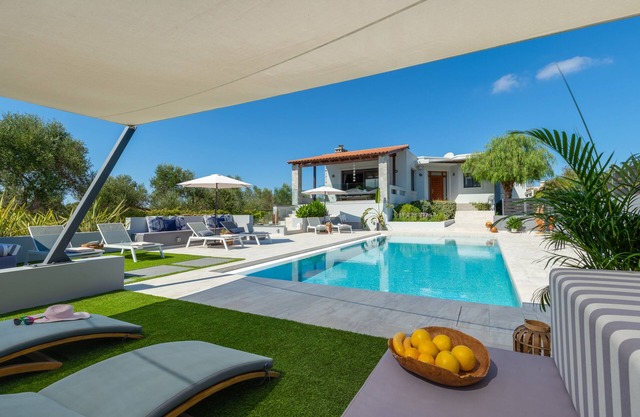 Villa Ampelaki, capacidad para 10 +2 con piscina climatizada