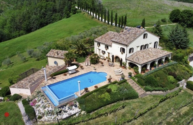Villa y granja con ama de llaves, en finca privada, disponible todo el año