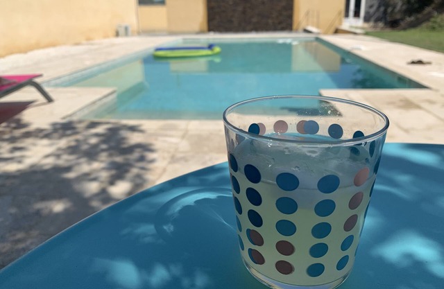 Villa and chalet with swimming pool near Aix and Luberon