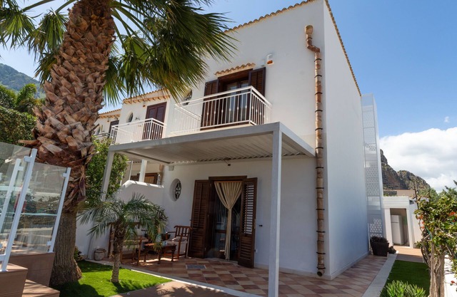 Villa Sole vista al mar con jardín / barbacoa