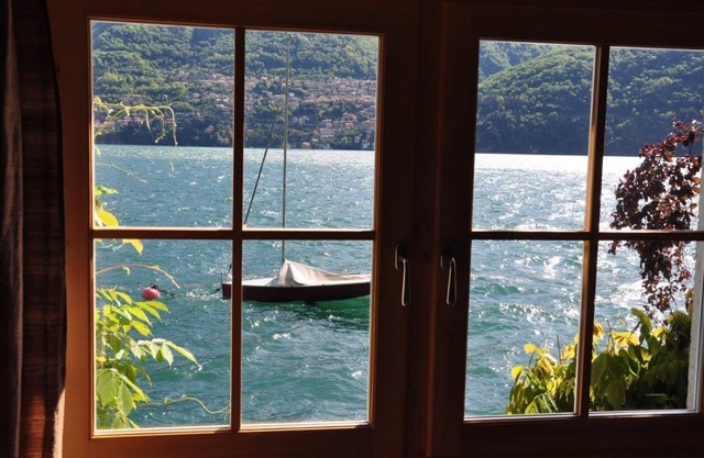 Villa Angela está ubicada directamente en el lago con un jardín hermoso, grande y muy bien cuidado y
