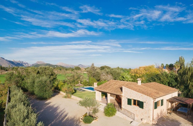 Villa Antonia, con paredes de piedra y entorno natural