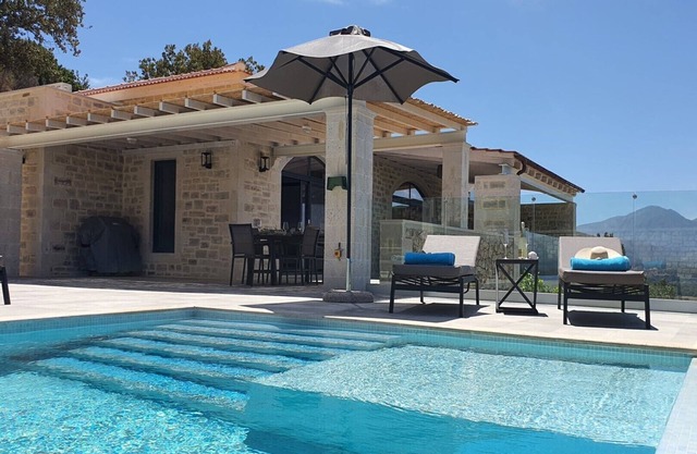 Villa Afrodita, magníficas vistas, piscina infinita climatizada, privacidad!
