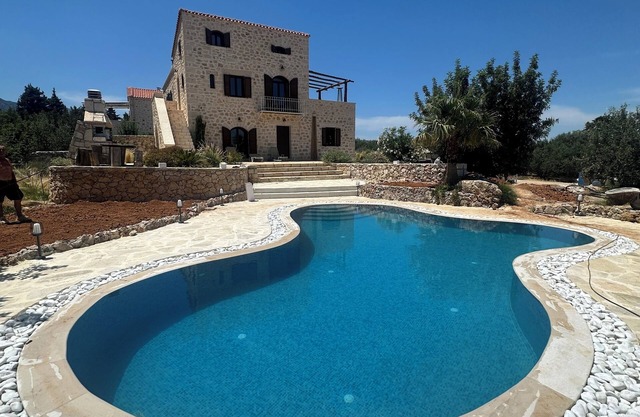 Villa Aphrodite, large swimming pool, sea & Mountain View’s