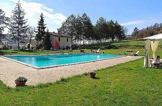 Villa Aria: una espléndida villa histórica de cuatro pisos rodeada de prados y verdes colinas.