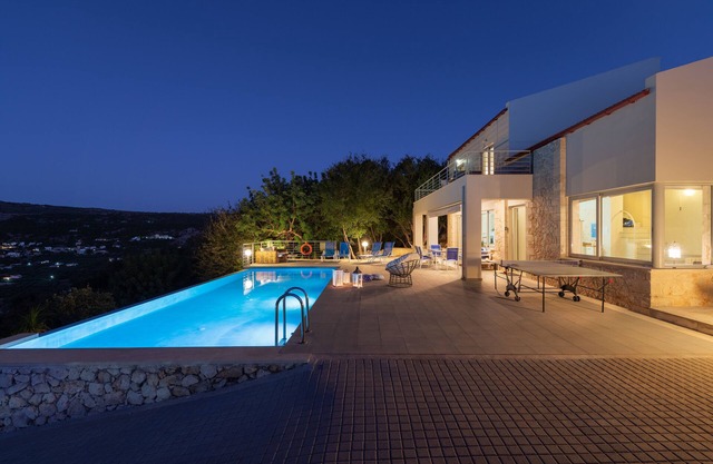 Villa Armonia, 3 bedrooms, sea views, 45m2 infinity pool w/heating, ping pong.