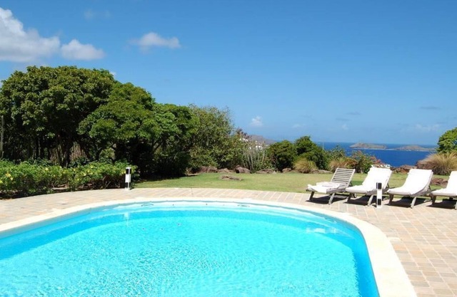 Piscina climatizada, exuberante jardín, amplias habitaciones, calefacción eléctrica, wifi gratuito, aire acondicionado