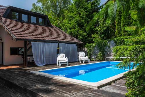 Villa Art Vita - Private Pool, Sauna & River Access