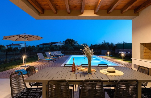 Villa Artsi - Five Bedroom Villa with Pool
