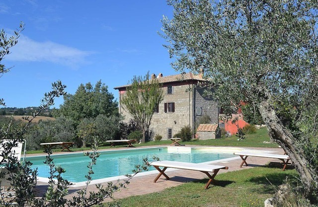Villa Ascanio: una espléndida villa de piedra de cuatro pisos.