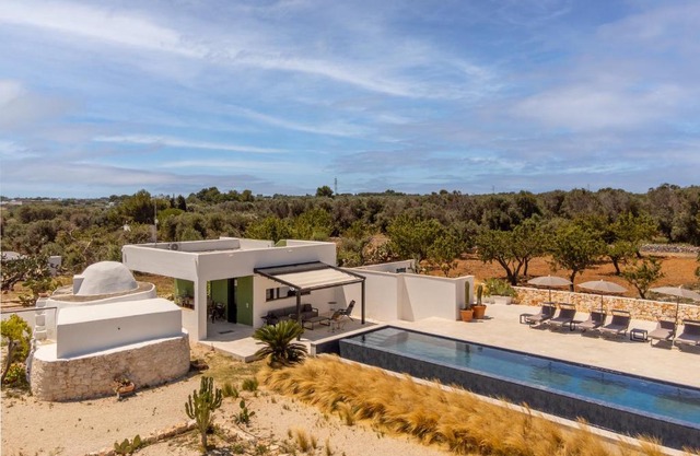 Villa Aspri con Piscina a Sfioro