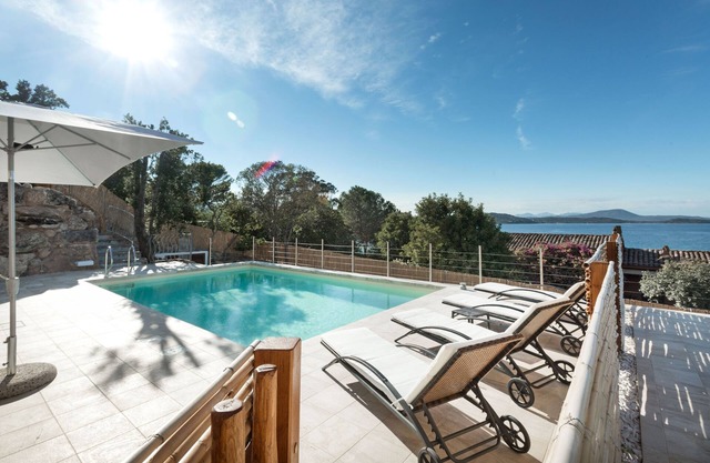 Villa Astrea Alba, a dos pasos de la playa con piscina privada.