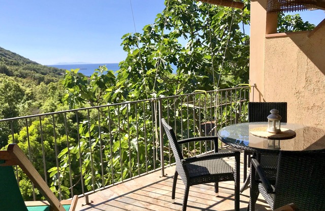 Villa en Peri Trilocale 2 dormitorios y una terraza con vistas al mar