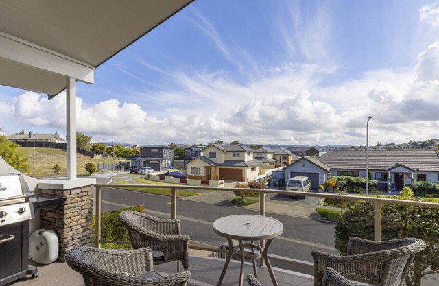 Villa at the Lake - Elegant 3BR Retreat Steps from Lake Taupō