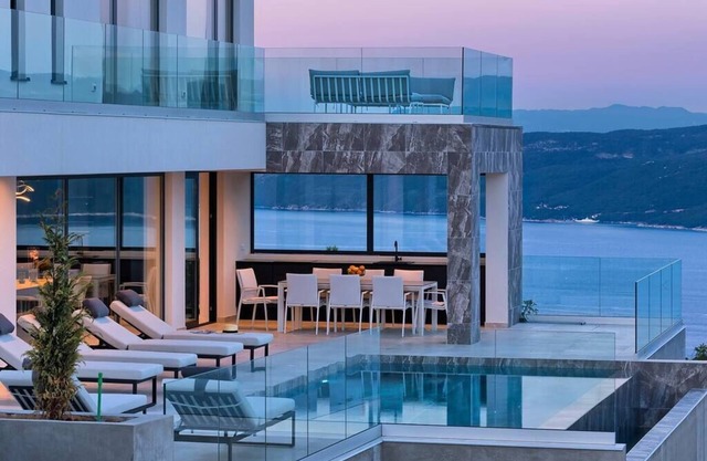 Villa Ateneum with sea view, jacuzzi and infinity pool
