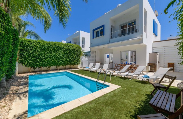 Villa Atlantis - Charming Cape Greco Getaway