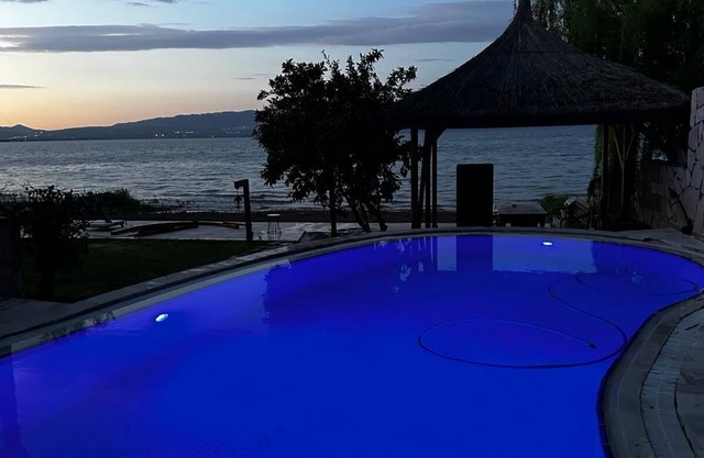 Villa Atroa Lakehouse - 4 Bedroom Villa on İznik Lake