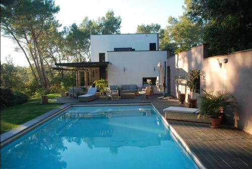 Villa avec piscine et dépendance