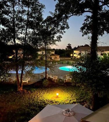 Villa avec terrasse et vue piscine, proche plage