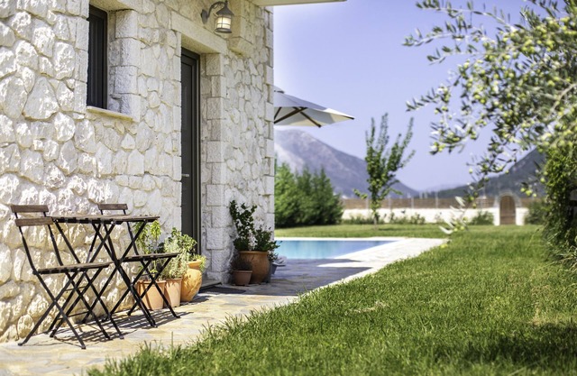 Villa 'Avesta Private Villas - Niovi' con vistas al mar, piscina privada y aire acondicionado