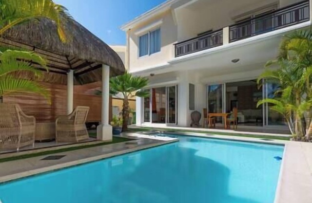 VILLA Bain Boeuf 150 from the beach, swimming pool