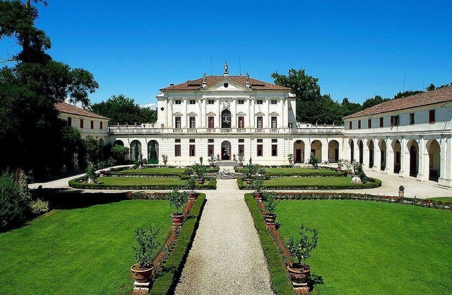 Villa Barchessa: un elegante apartamento de dos pisos que forma parte de una villa histórica rodeada de hermosos jardines.