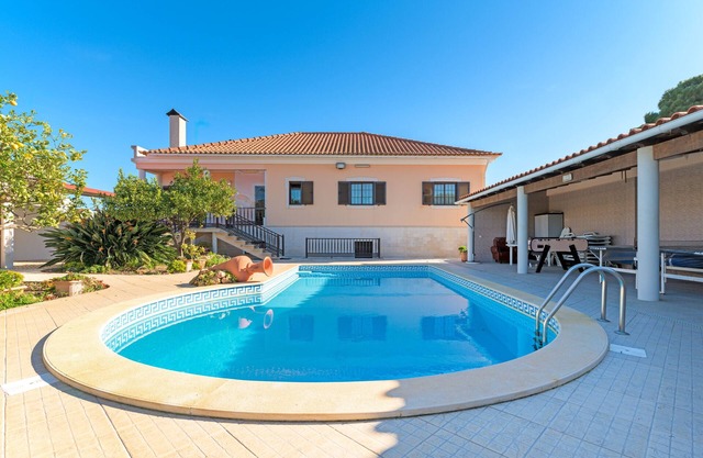 Villa 'Beautiful Deluxe 4 Bedroom' con piscina privada, jardín privado y Wi-Fi