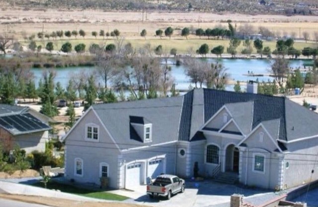 Villa Bella by the lake! come and stay at our comfy upper unit at custom home.
