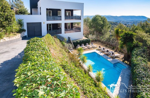 Una amplia y moderna villa con vistas panorámicas, piscina privada y A/C