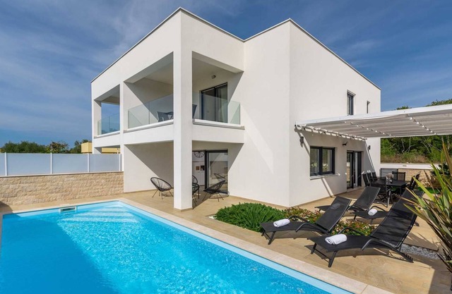 Villa Bella Vista B - villa contemporánea con piscina privada cerca de la playa