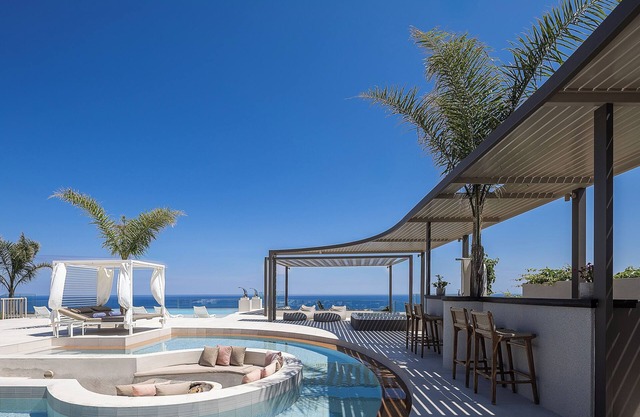 Villa de alta calidad con vista panorámica al mar e instalaciones completas, ¡junto a la ciudad!