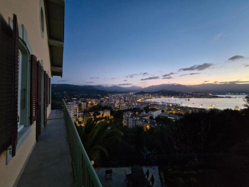 VILLA BELVEDERE D'AJACCIO, VILLA ENTIERE VUE MER POUR 2 à 10 VOYAGEURS