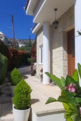 Villa Best Holiday- breathtaking sea views, amazing garden, private pool, BBQ, next to CORAL BAY, Lower Peyia, Paphos