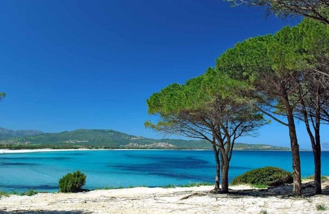 Villa between the hills and the sea