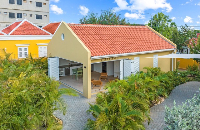 Villa Blenchi – Luxury Vacation Home with Shared Pool in Resort