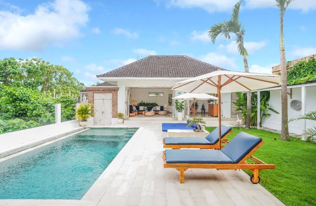 Villa Bonsai Kecil is a charming new and modern villa in the heart of Pererenan