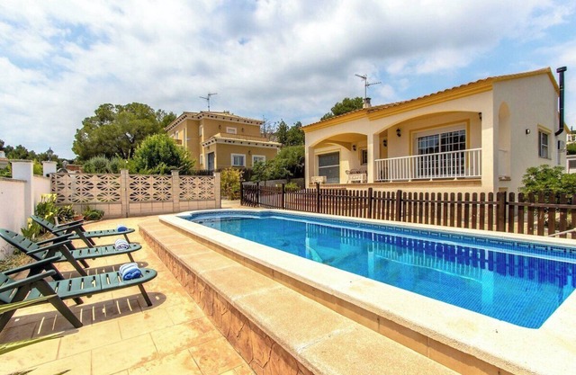 Piscina privada en la Costa Dorada, playa a 3km
