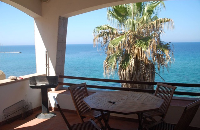 Villa Bosa, apartamento frente al mar en el área de Bosa, escalera privada a la playa WI