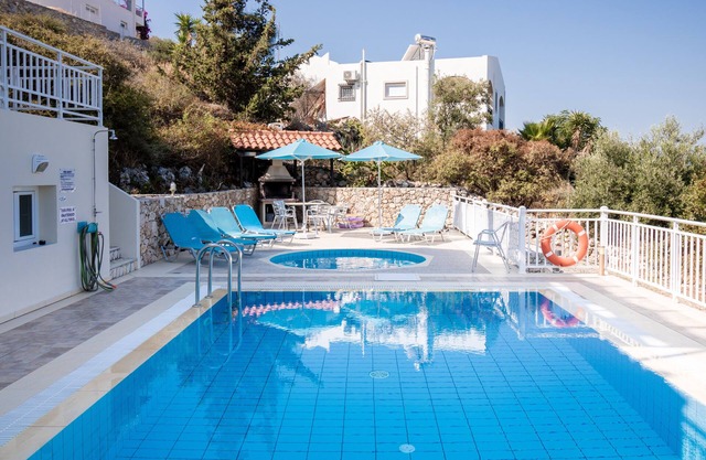 Villa de lujo de 3 dormitorios Bougainvillea, Nr Almyrida - 2 piscinas privadas + capacidad para 8